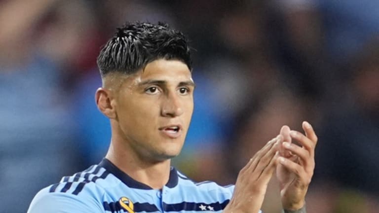 Alan Pulido renueva con el Sporting de Kansas City